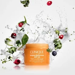 CLINIQUE Superdefense SPF 25                Soin Multi-correction Fatigue + 1ers Signes de l'Âge - Peaux Mixtes à Grasses