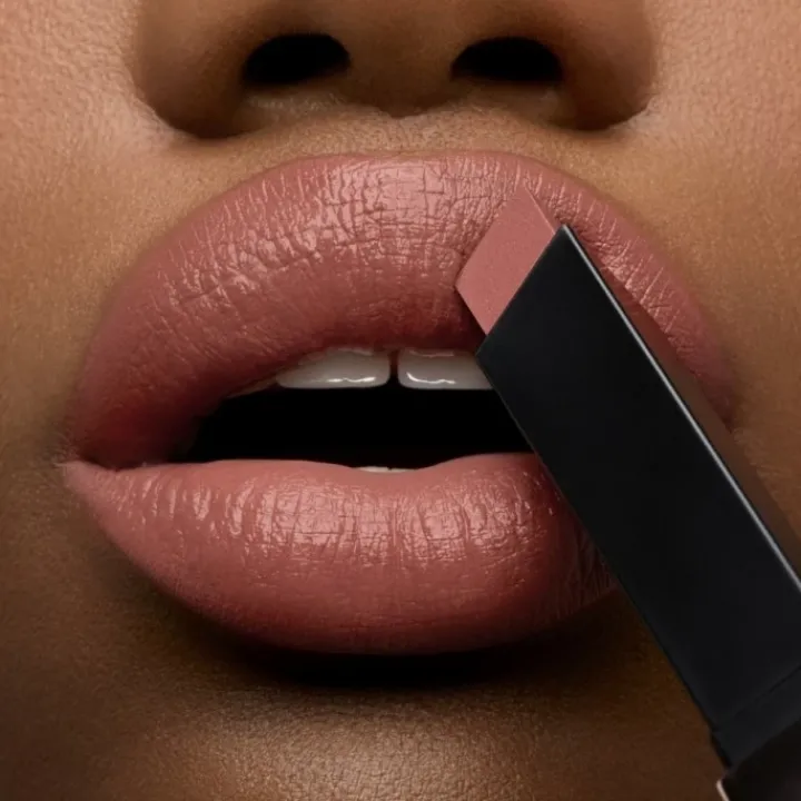 INCENZA Rouge Pur Couture The Slim Glow Matte Rouge à lèvres mat lumineux. Confort longue durée. Couleur couture