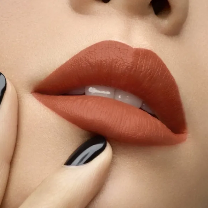 INCENZA Rouge Pur Couture The Slim Glow Matte Rouge à lèvres mat lumineux. Confort longue durée. Couleur couture