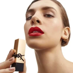 YVES SAINT LAURENT Rouge Pur Couture                Rouge à lèvres fini satin - Couleur intense et confort